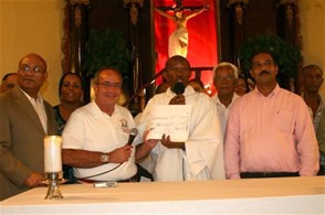 10 MILLONES A LA IGLESIA CATOLICA, A COSTA DE NADA GOBIERNO:  Entregan cheques para basílica en Bayaguana